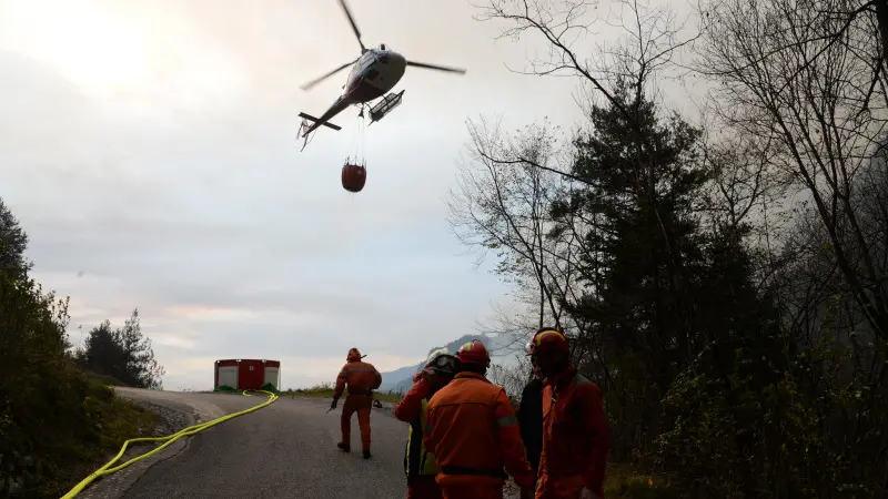 Le operazioni di spegnimento dell'incendio sui monti di Tremosine