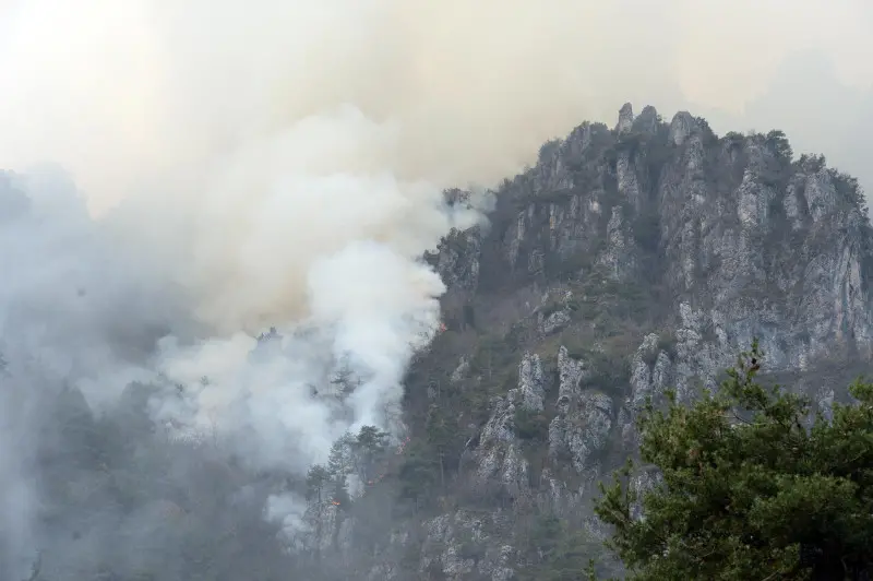 Le operazioni di spegnimento dell'incendio sui monti di Tremosine