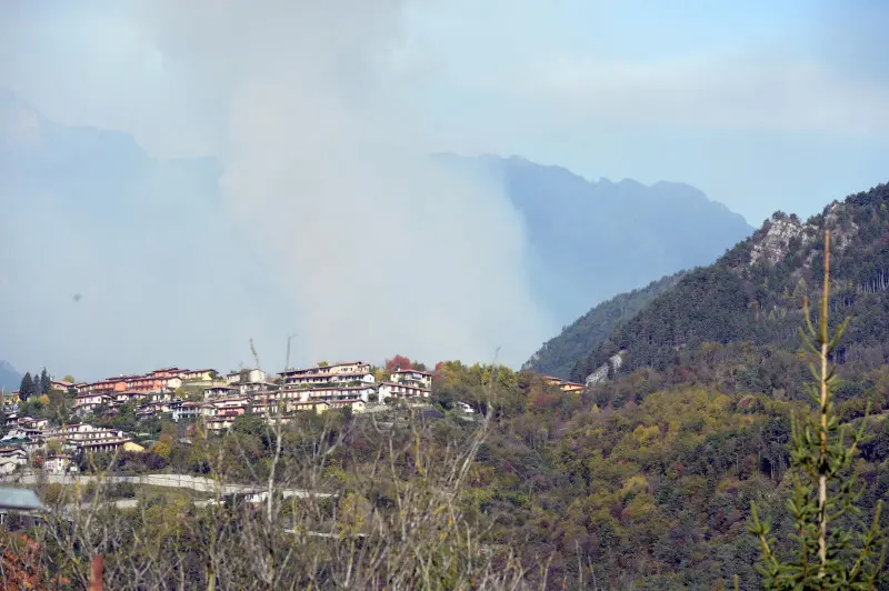 Le operazioni di spegnimento dell'incendio sui monti di Tremosine