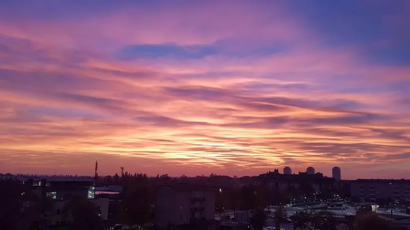 Il cielo si tinge di rosa grazie alle nubi lenticolari