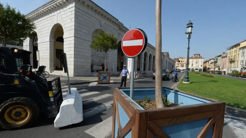 Piazzale Arnaldo, arrivano le fioriere «anti terroristi»