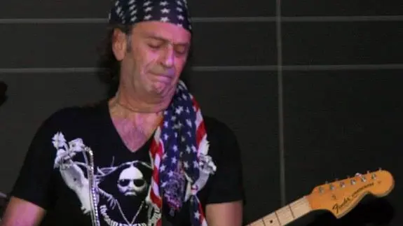 Il tuo calcio è come un rock: Cellino versione chitarrista col suo gruppo - © www.giornaledibrescia.it