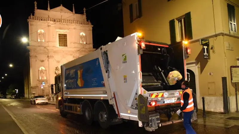 Un operatore di Aprica al lavoro nella zona rossa del centro storico