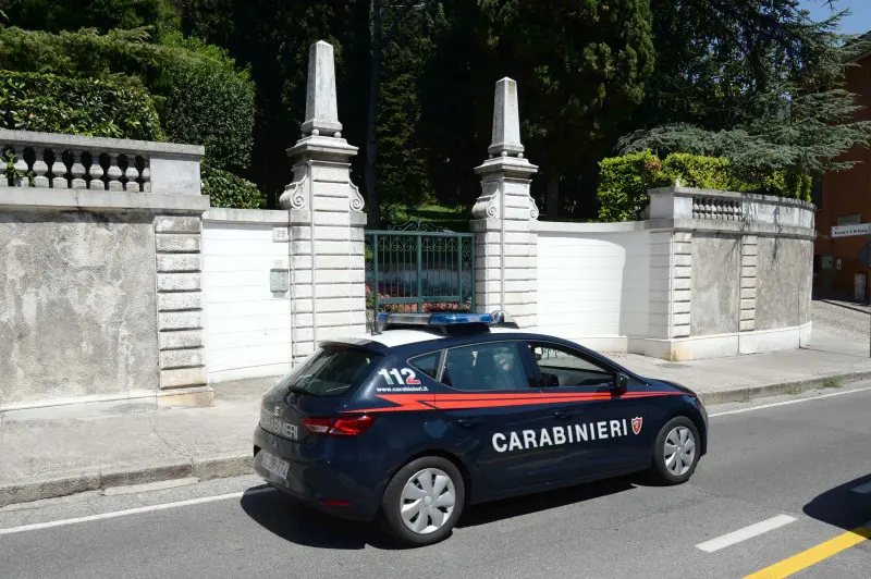 Carabinieri davanti alla abitazione di via Benacense teatro del delitto