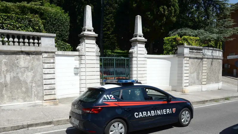 Carabinieri davanti alla abitazione di via Benacense teatro del delitto