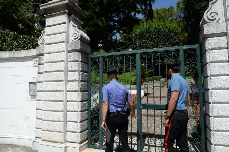 Carabinieri davanti alla abitazione di via Benacense teatro del delitto