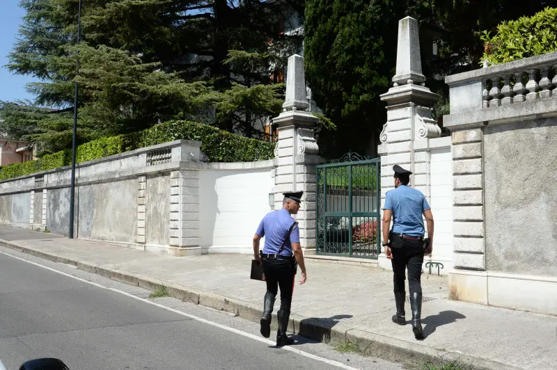 Carabinieri davanti alla abitazione di via Benacense teatro del delitto