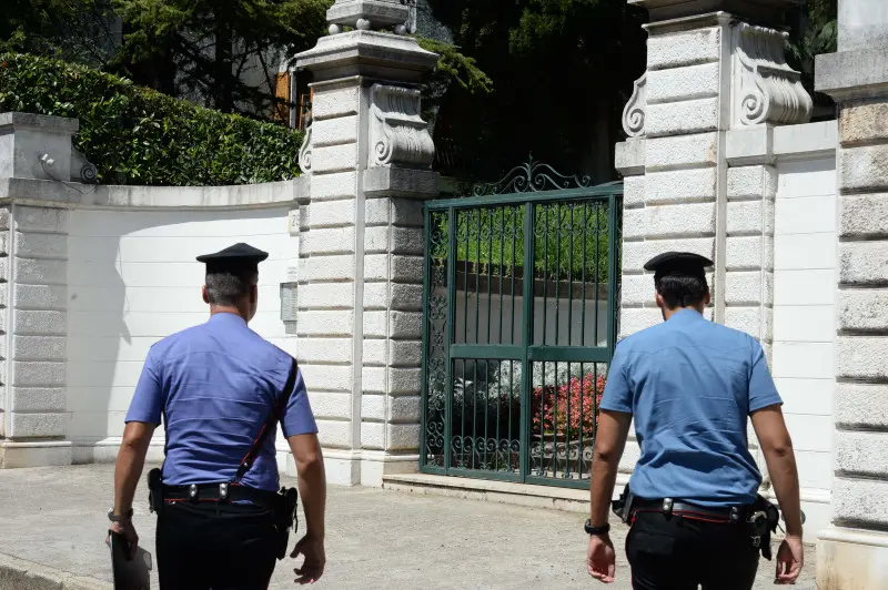 Carabinieri davanti alla abitazione di via Benacense teatro del delitto