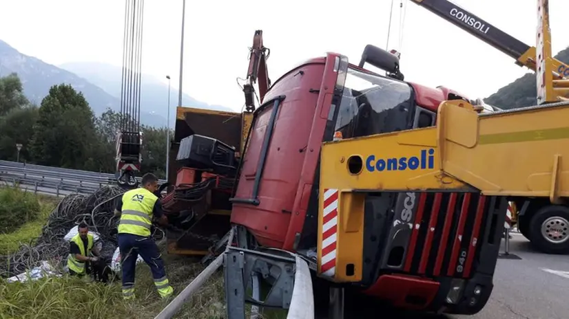 Autoarticolato ribaltato