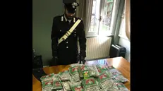 I carabinieri di Vobarno con il tabacco sequestrato - © www.giornaledibrescia.it