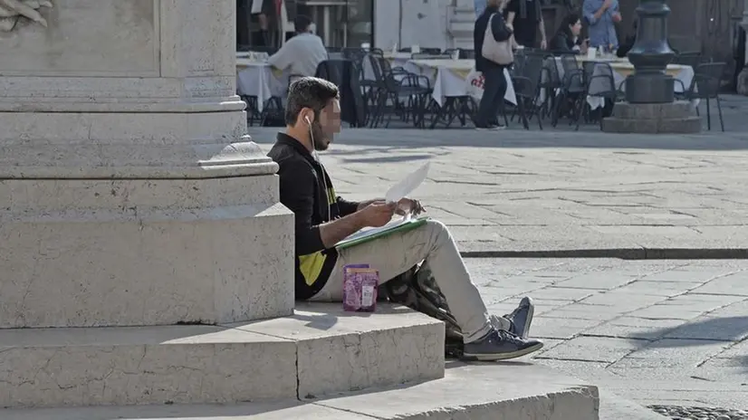 Tavolini e gradini. Piazza Loggia: l’alternativa ai tavolini dei bar sono i gradini del monumento alla Bella Italia