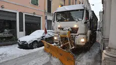 Mezzi al lavoro per liberare le strade dalla neve
