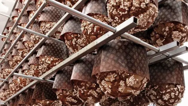 Alcune immagini del panettone di Iginio Massari (Foto FB)