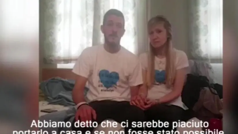 Un frame di Chris Gard e Connie Yates, i genitori del piccolo Charlie Gard, che ripercorrono in questo video la battaglia legale - arrivata fino alla Corte Europea dei diritti umani - per portare a proprie spese il bimbo negli Usa e sottoporlo a una cura sperimentale.