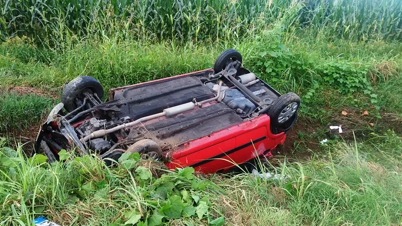 L'auto ribaltatasi a Trenzano