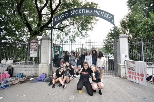 Campo Marte: giovanissime fan in attesa del concerto