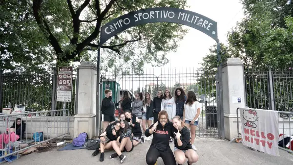 Campo Marte: giovanissime fan in attesa del concerto