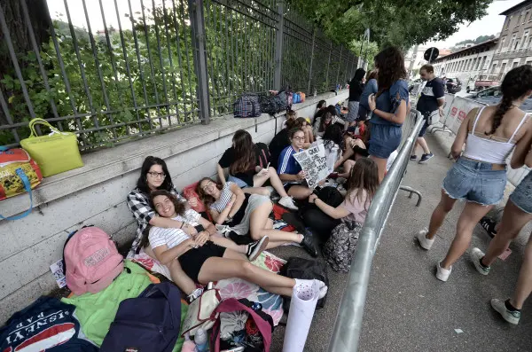 Campo Marte: giovanissime fan in attesa del concerto