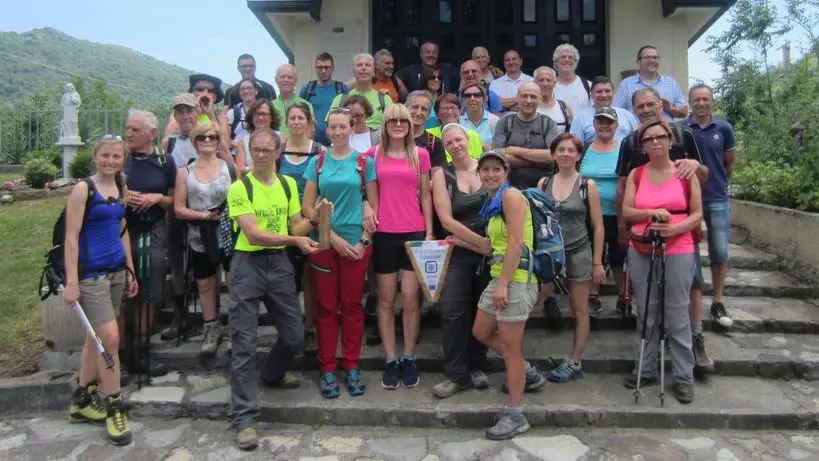 In gruppo. Alcuni degli escursionisti impegnati sul sentiero lo scorso giugno