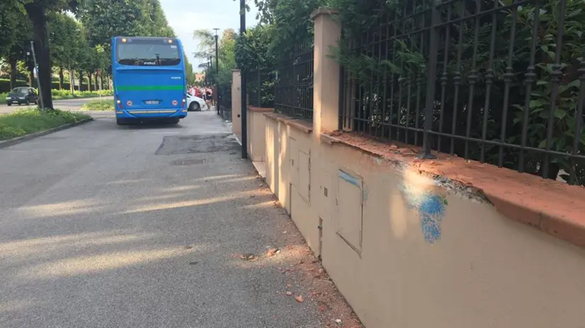 Bagnolo, sbanda bus per malore dell'autista