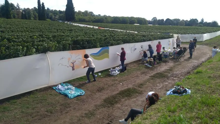 Un chilometro di tela da dipingere a Erbusco