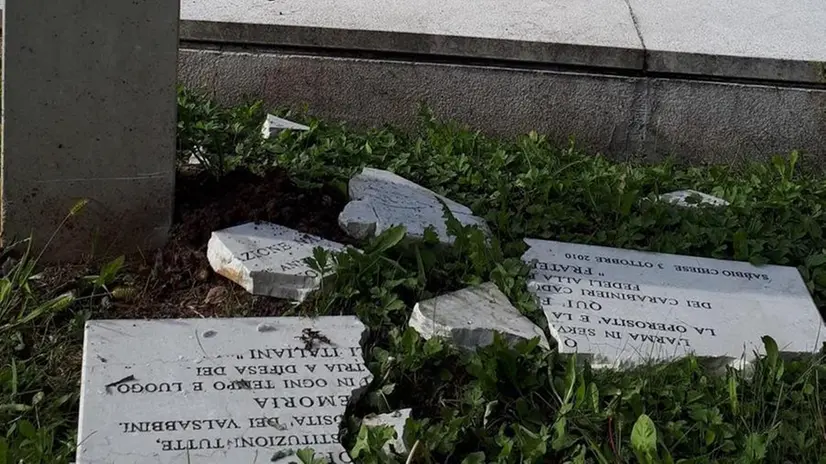 Quel che resta del monumento dell'Arma danneggiato nottetempo a Sabbio Chiese