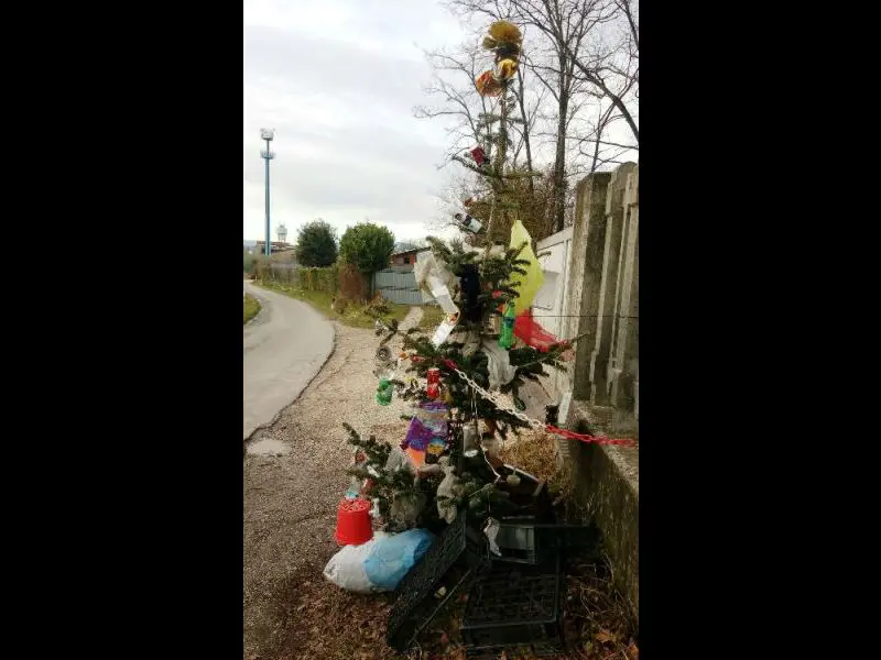 Monnezzacchio, l'albero di Natale addobbato coi rifiuti abbandonati