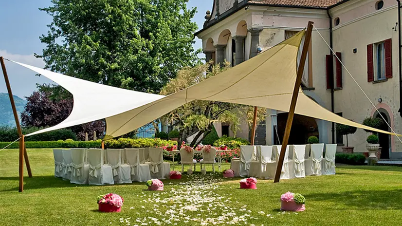 Una cerimonia civile allestita nel giardino di Villa Calini - © www.giornaledibrescia.it