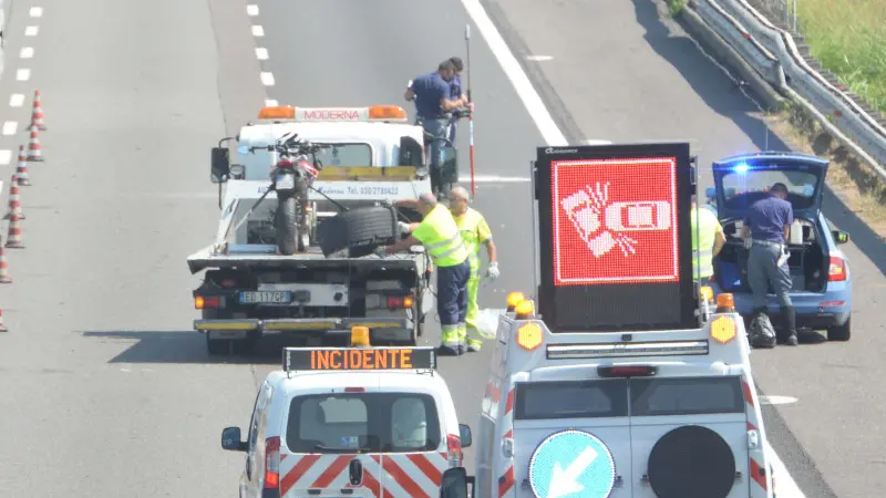 L'incidente in A4, motociclista perde una gamba