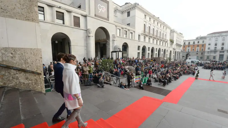 La sfilata in piazza Vittoria