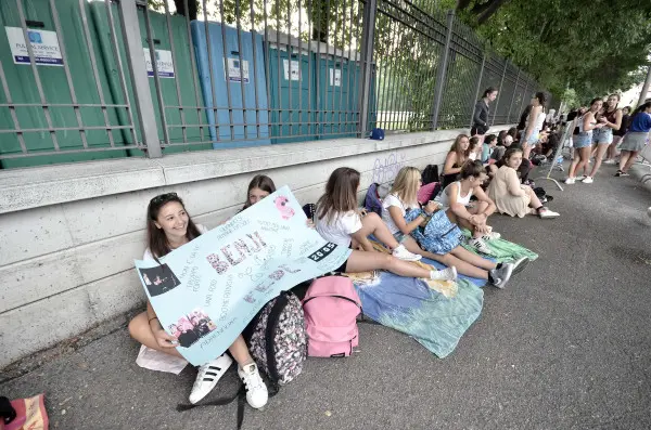 Campo Marte: giovanissime fan in attesa del concerto