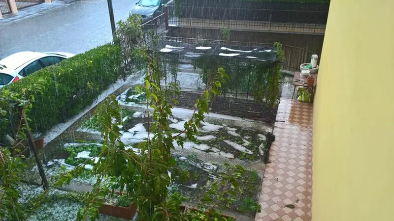 Grandine per le strade e nei giardini a Camignone