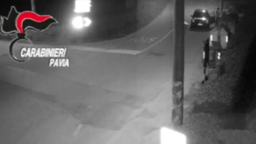 Le sequenze del filmato dei carabinieri sul pompiere piromane