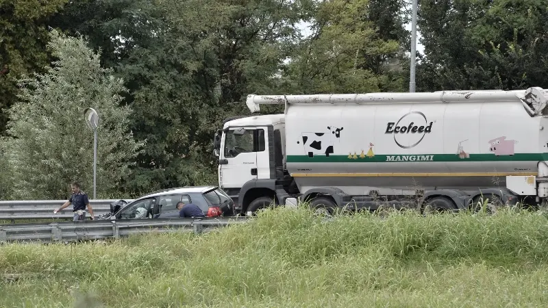 Scontro tra tir e auto ad Azzano Mella