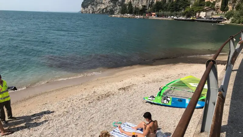 «Liquidi sversati a lago a Tignale, bagnanti in fuga»