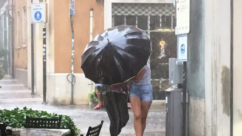 In centro città violento acquazzone, strade come fiumi