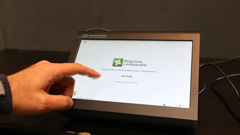 Al voto col tablet - Foto Ansa/Filippo Venezia