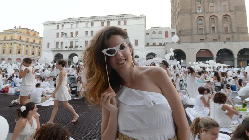 Una marea bianca in piazza Vittoria: è celacena