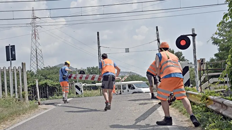 I tecnici al lavoro al passaggio a livello