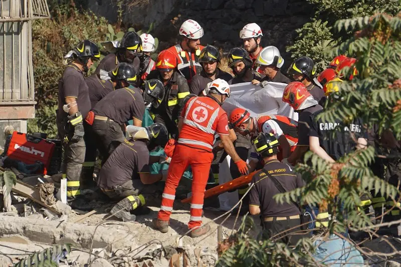 La palazzina crollata a Torre Annunziata