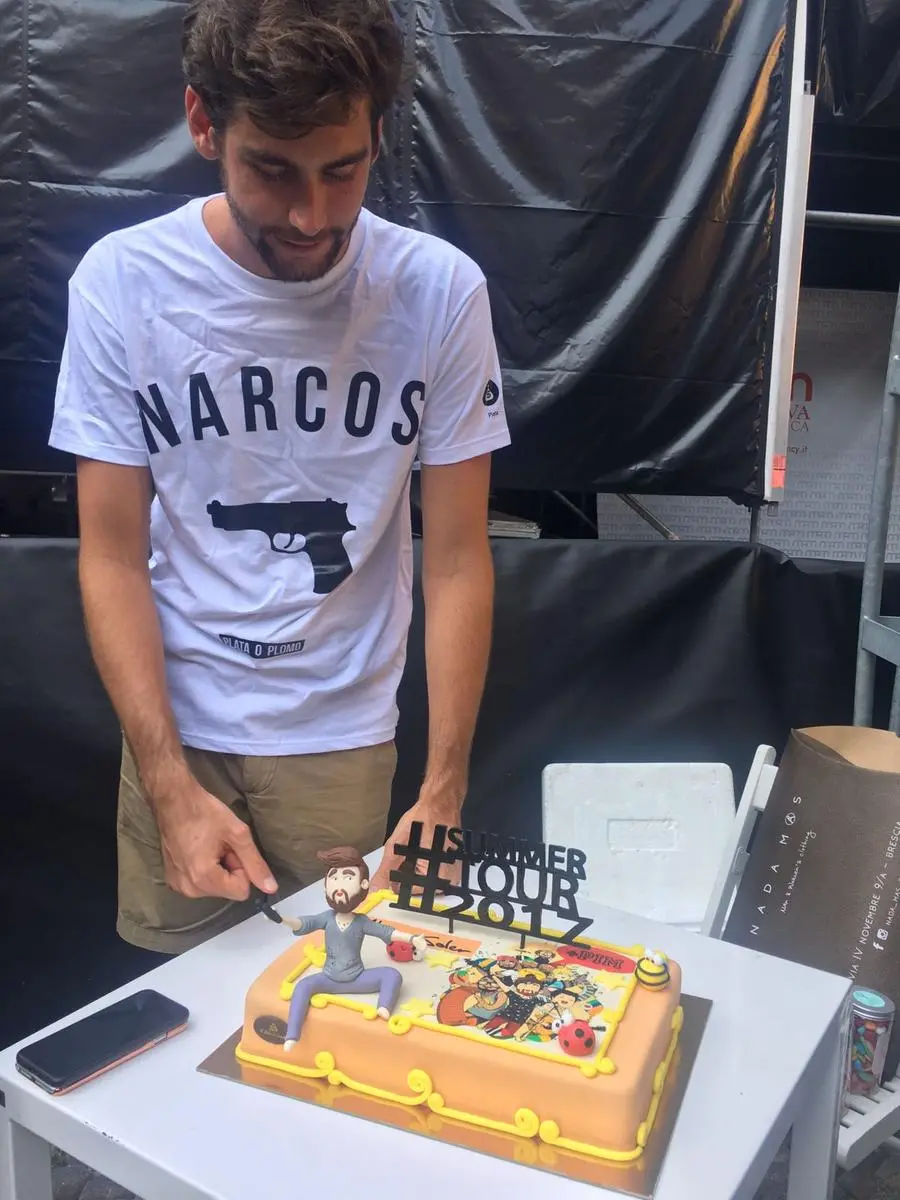 Alvaro Soler con la torta di Giada Farina