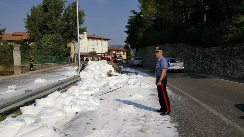 Tir perde carica, la strada si imbianca
