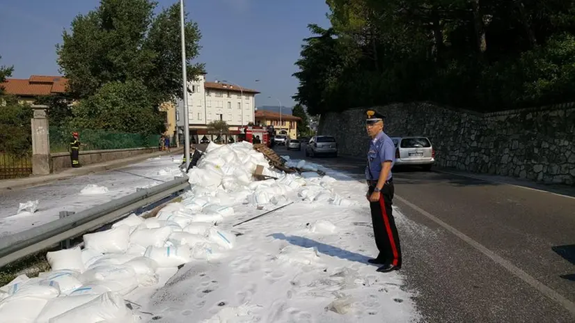 Tir perde carica, la strada si imbianca