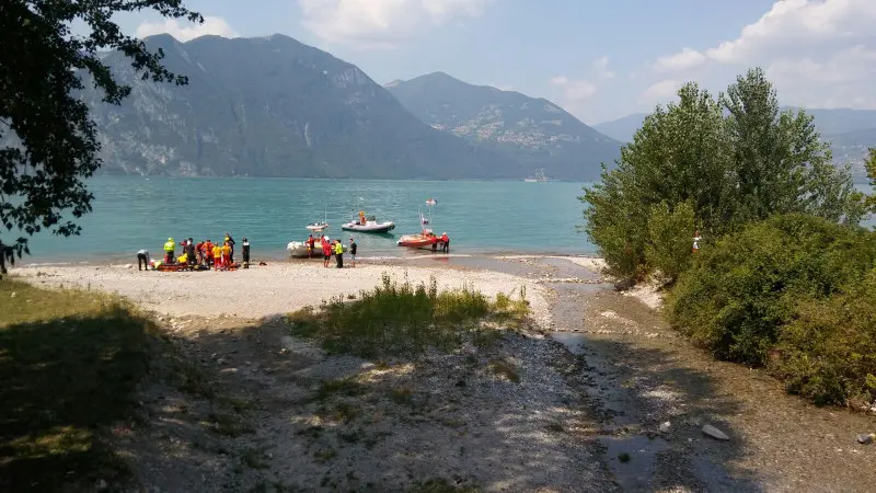 I soccorsi sulla spiaggia di Marone © www.giornaledibrescia.it