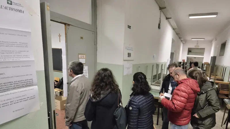 In coda ai seggi per votare