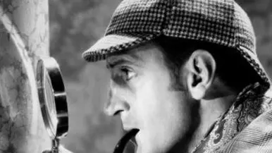 Con l’immancabile pipa. L’attore Basil Rathbone mentre impersona Sherlock Holmes per il grande schermo