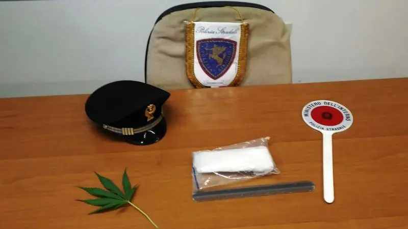 Pasta di metanfetamina e marijuana sequestrate dalla Polstrada