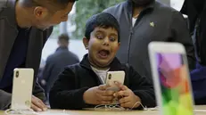 Un bambino prova l'iPhone X a New York - Foto Ansa/Ap Charles Rex Arbogast