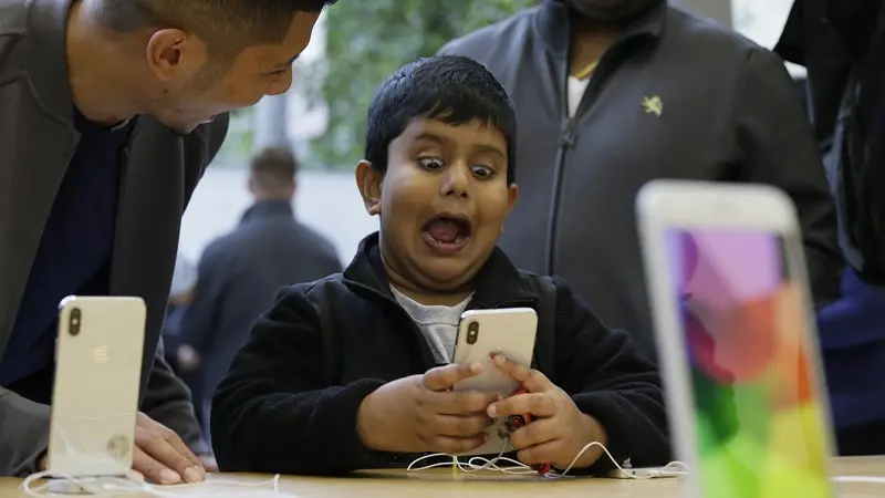 Un bambino prova l'iPhone X a New York - Foto Ansa/Ap Charles Rex Arbogast