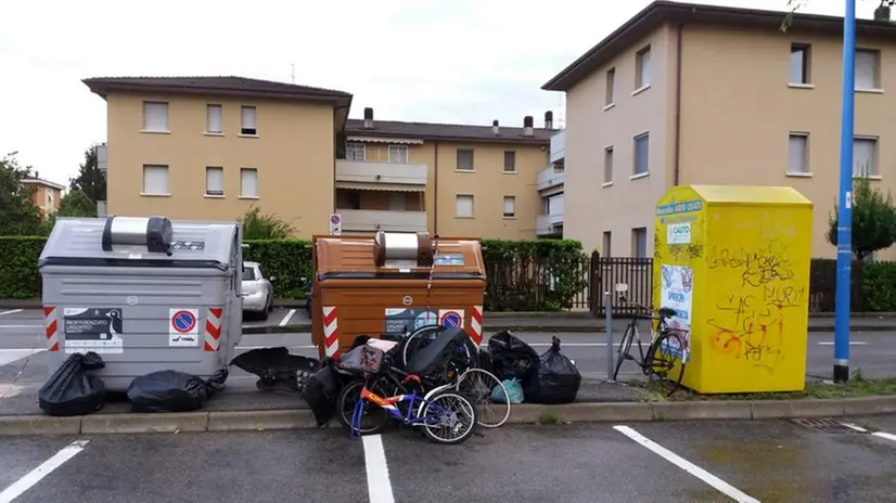Rifiuti abbandonati in città: le foto dei lettori